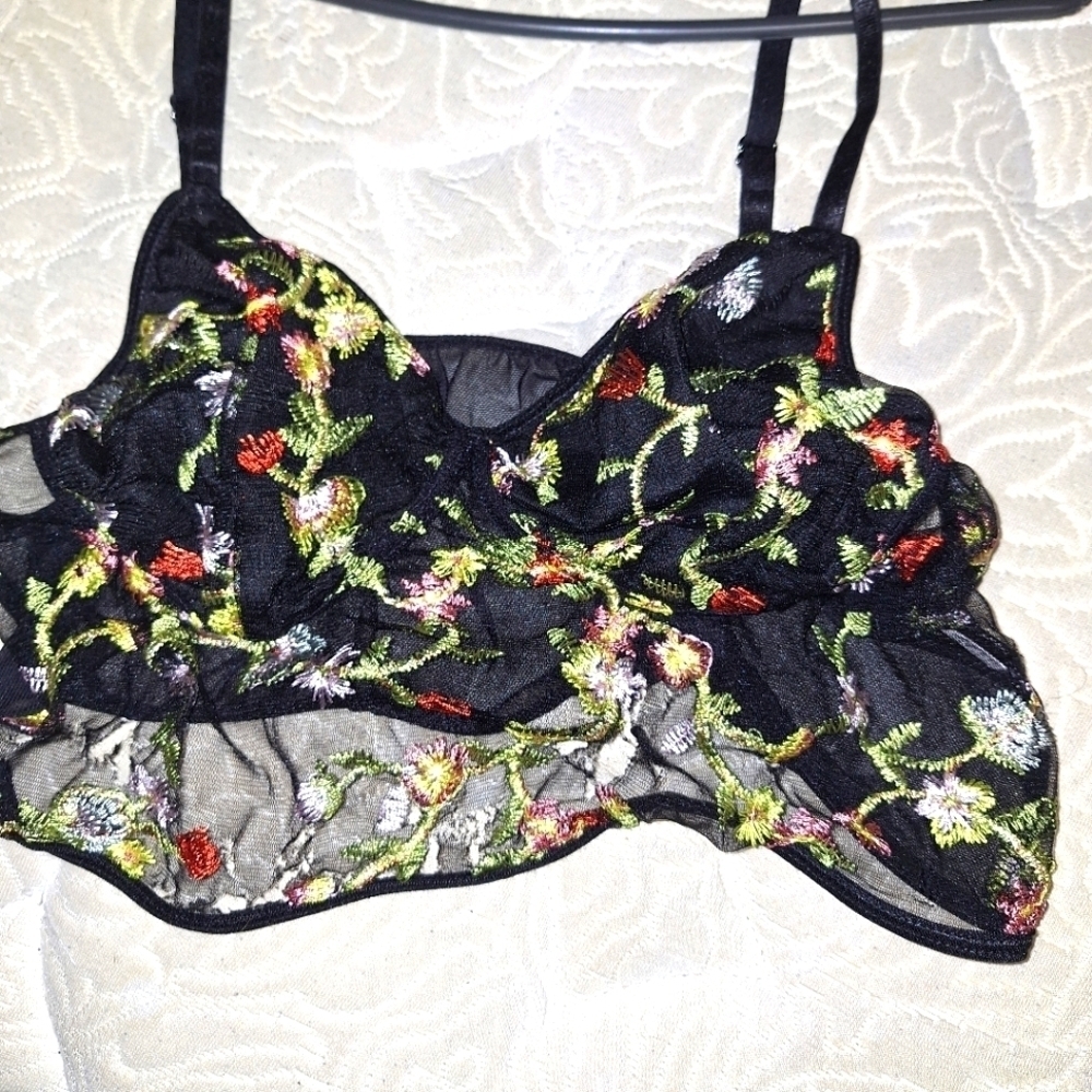 An unbranded lacy bralette in a size 2XL. Pre-loved and in great condition.